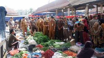Bupati Muaro Jambi Sidak Pasar Sengeti, Pastikan Harga Stabil